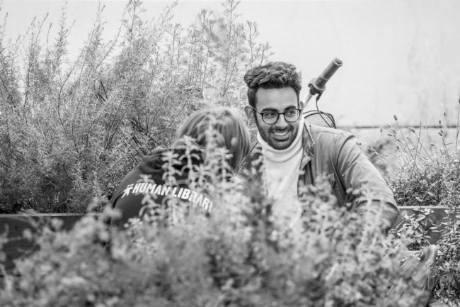 A reader and Book in conversation