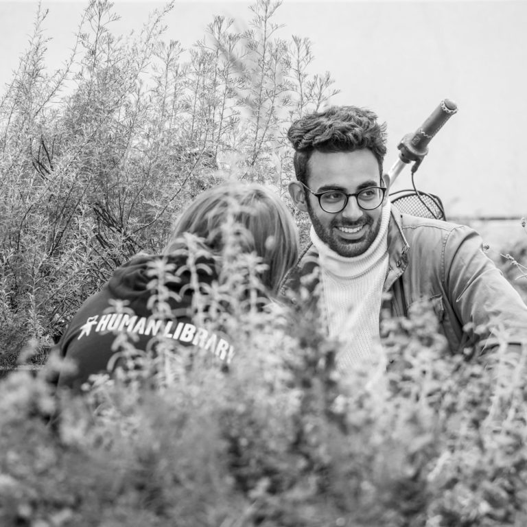 A reader and Book in conversation