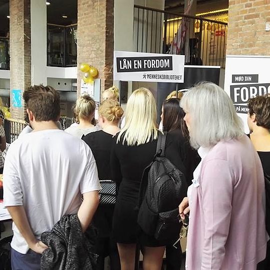 Future social workers are going to read humans