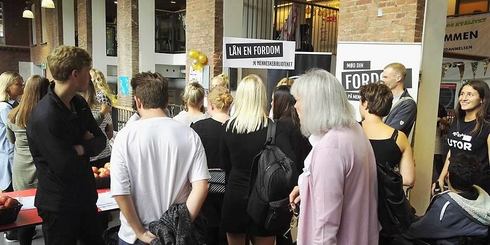 Future social workers are going to read humans