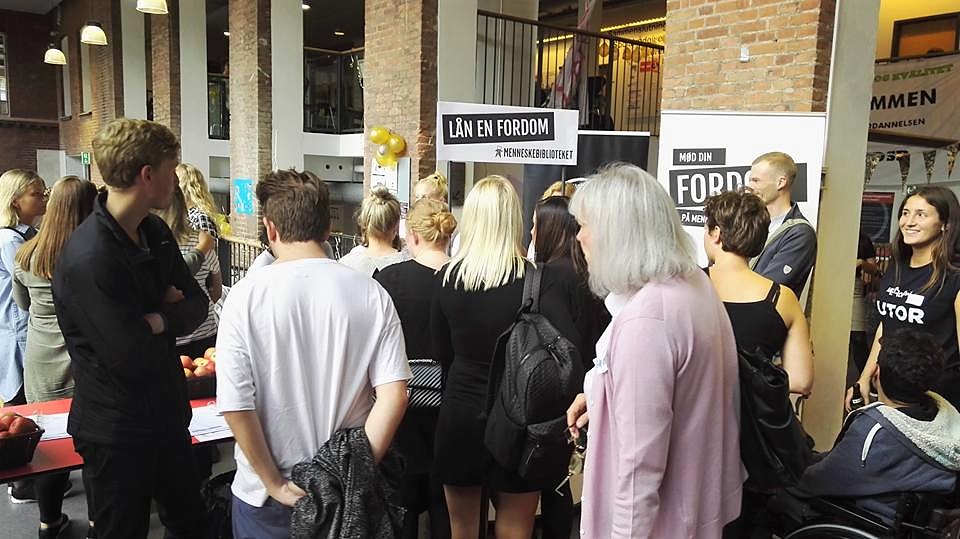 Future social workers are going to read humans